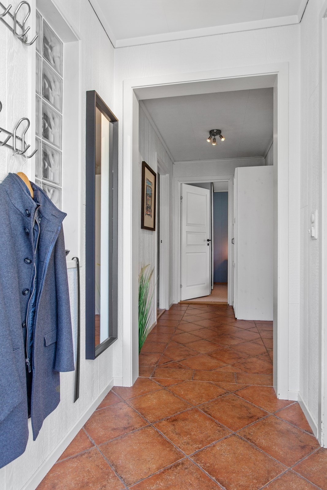 Velkommen inn! Vindfang og entré har flislagt gulv med undervarme Galleribilde