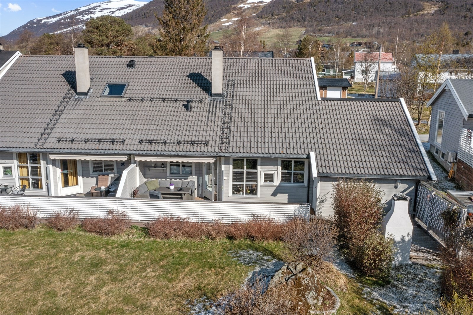 Fasade mot sør med terrasse og hage Galleribilde