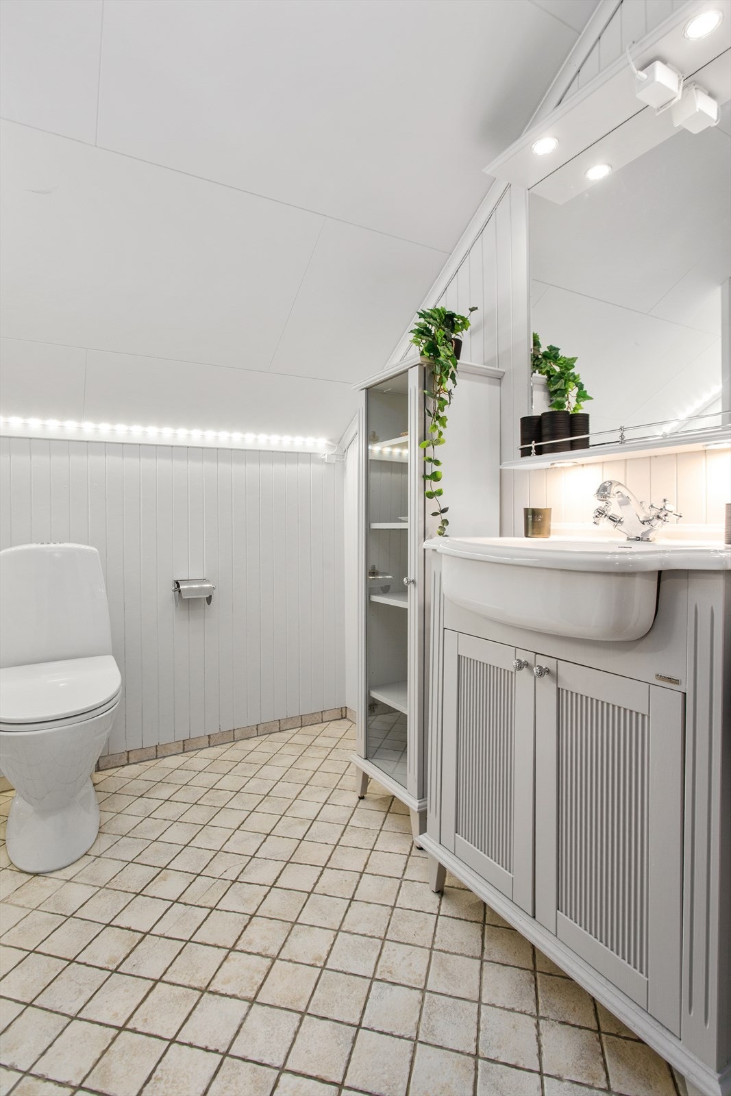 Etasjen inneholder også et bad med wc og inngang til bod Galleribilde