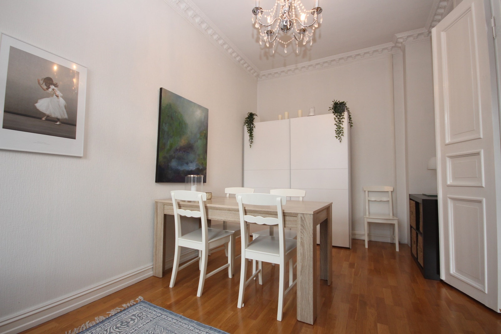 Spisestue/soverom. Galleribilde