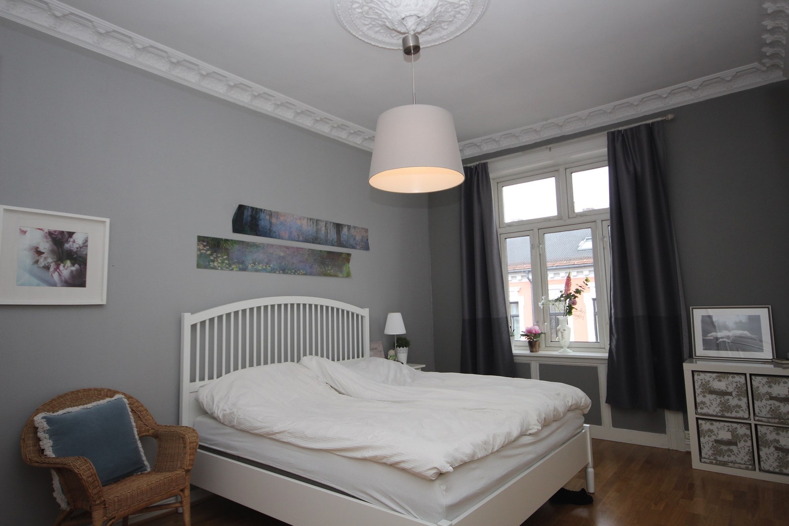 Romslig hovedsoverom med stukkatur og rosett. Galleribilde