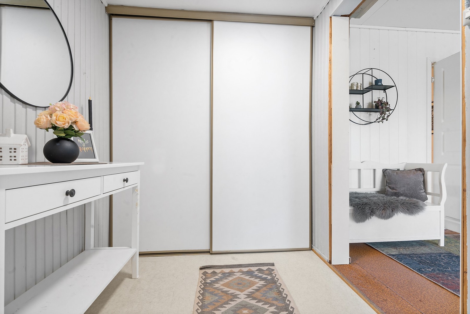 En stor skyvedørsgarderobe i gangen gir rikelig med oppbevaringsplass. Galleribilde