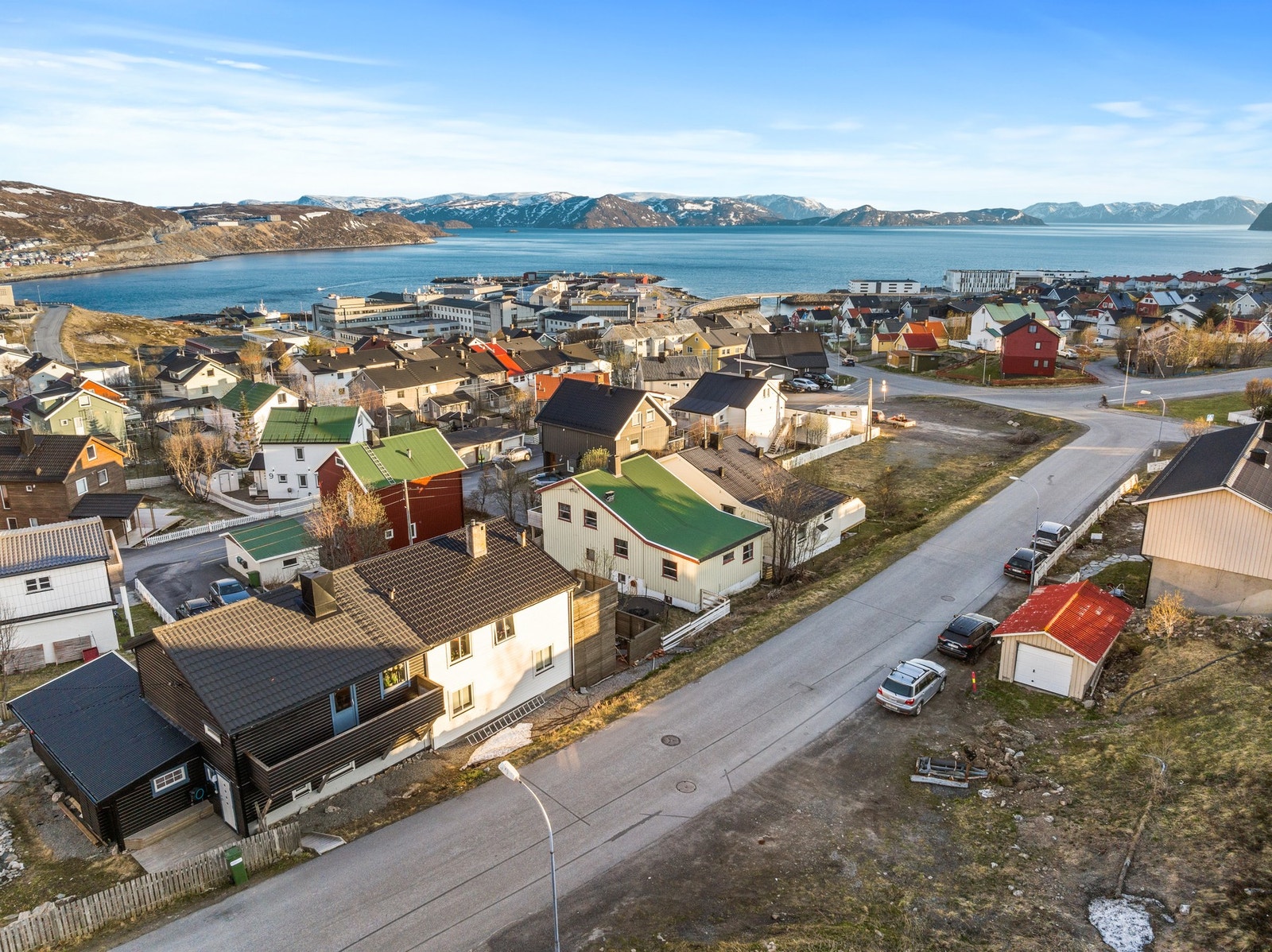 Fra eiendommen er det vid utsikt over byen og innseilingen. Galleribilde