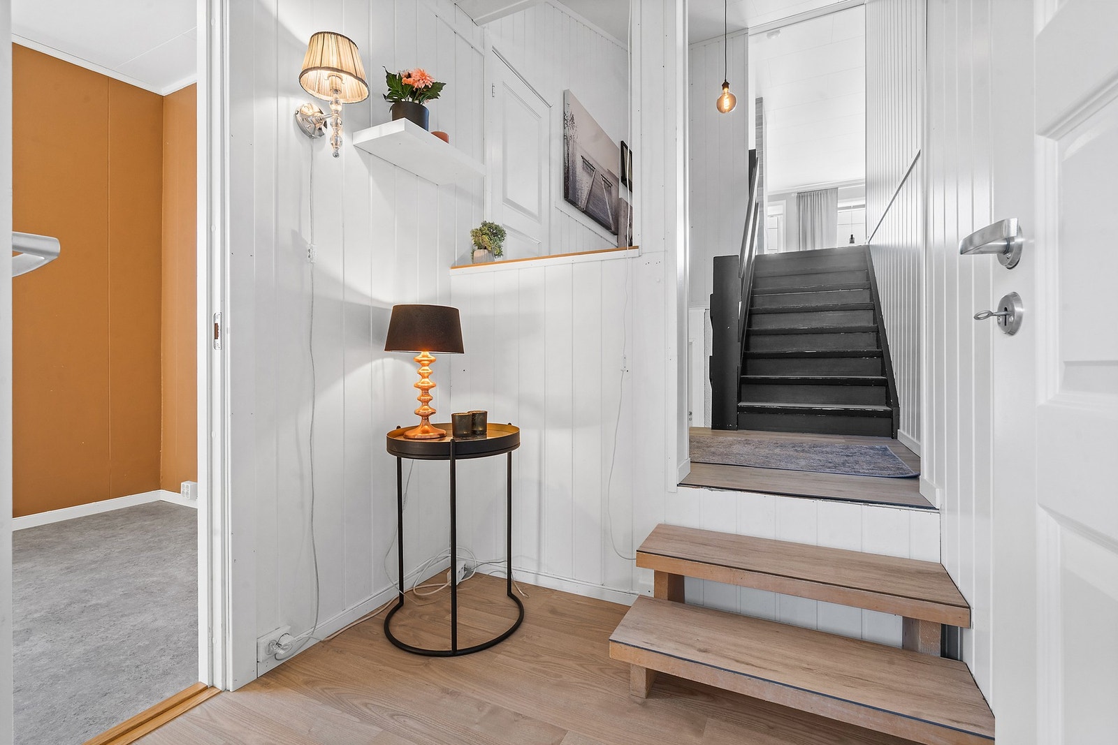 Trappen leder opp til boligens øverste etasje. Galleribilde