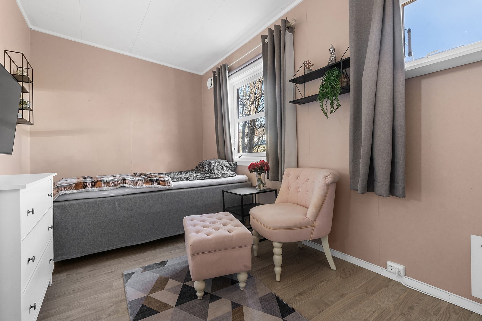 Rommene har plass til seng og møblering som skrivepult eller kommode. Galleribilde