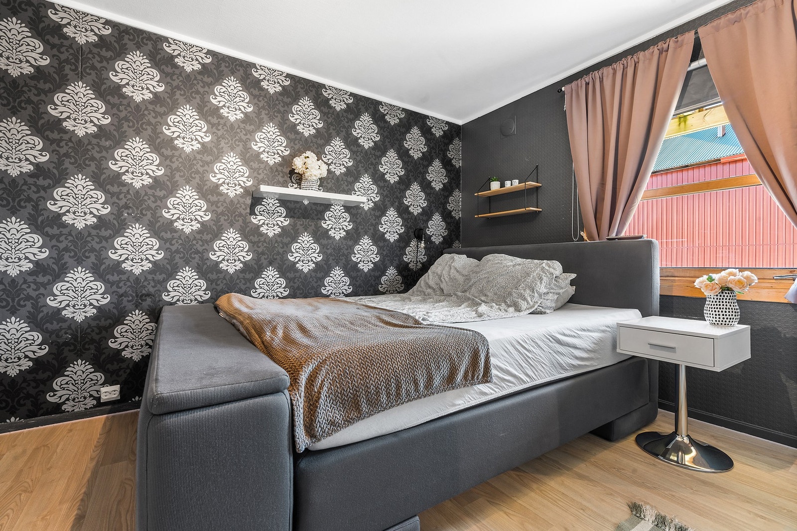 Soverommet i første etasje har god plass til seng og nattbord. Galleribilde