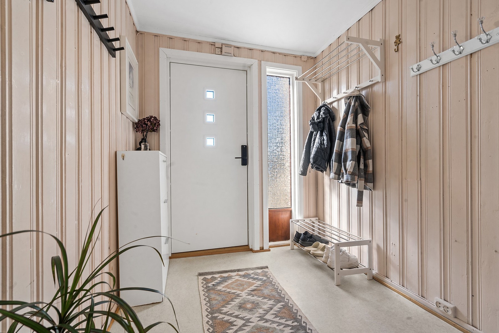 Inngangspartiet i første etasje har plass til oppheng av yttertøy og sko. Galleribilde