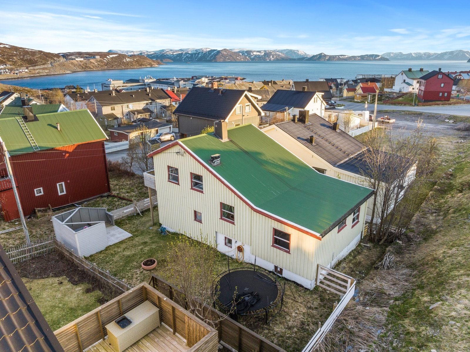Eiendommen har en flott beliggenhet med utsikt mot Sørøysundet. Galleribilde