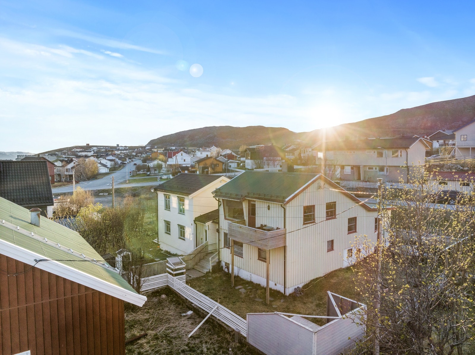 Eiendommen ligger i et etablert boligområde i Hammerfest. Galleribilde