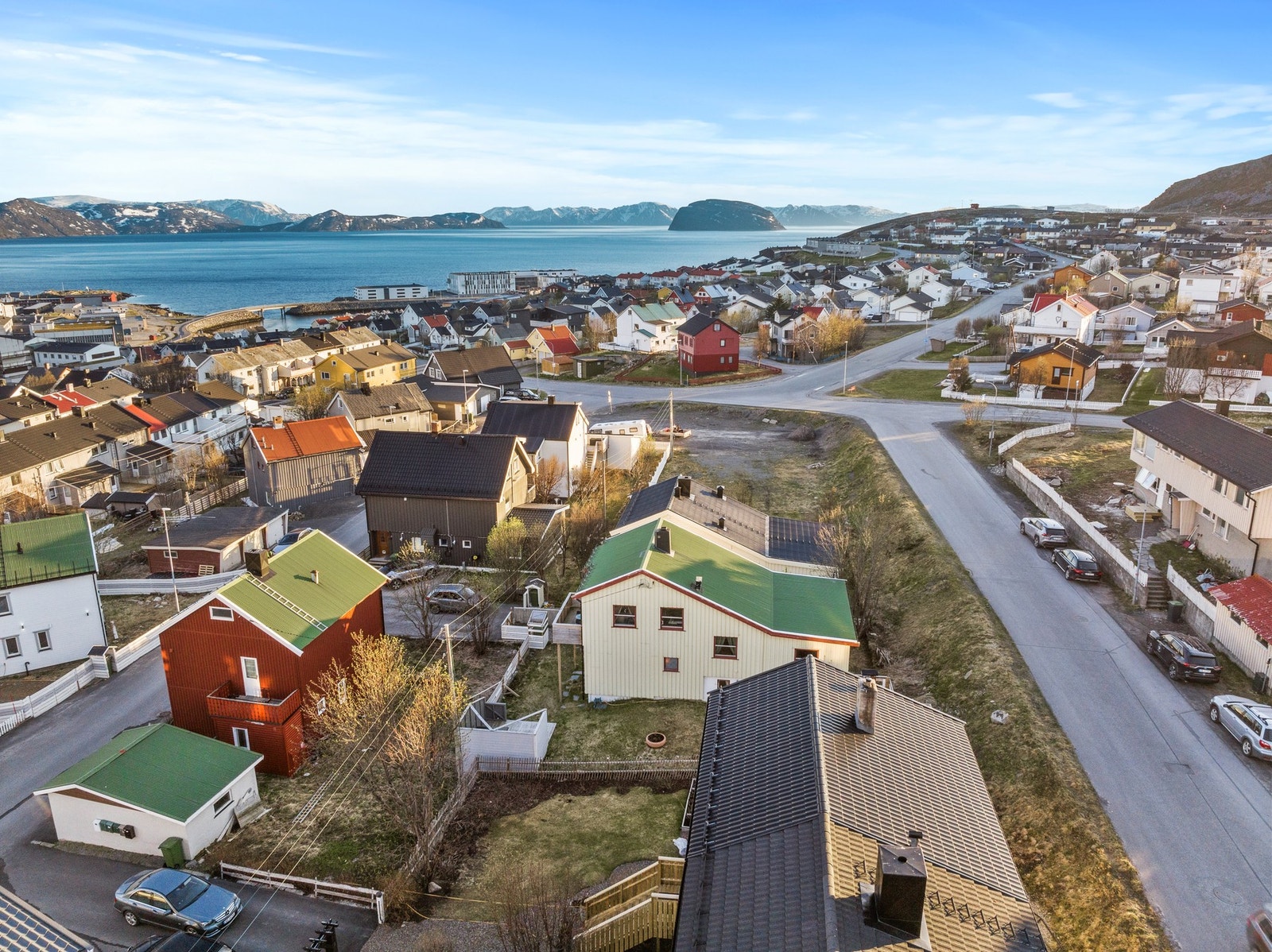 Boligen har en sentral, men tilbaketrukket plassering i gaten. Galleribilde