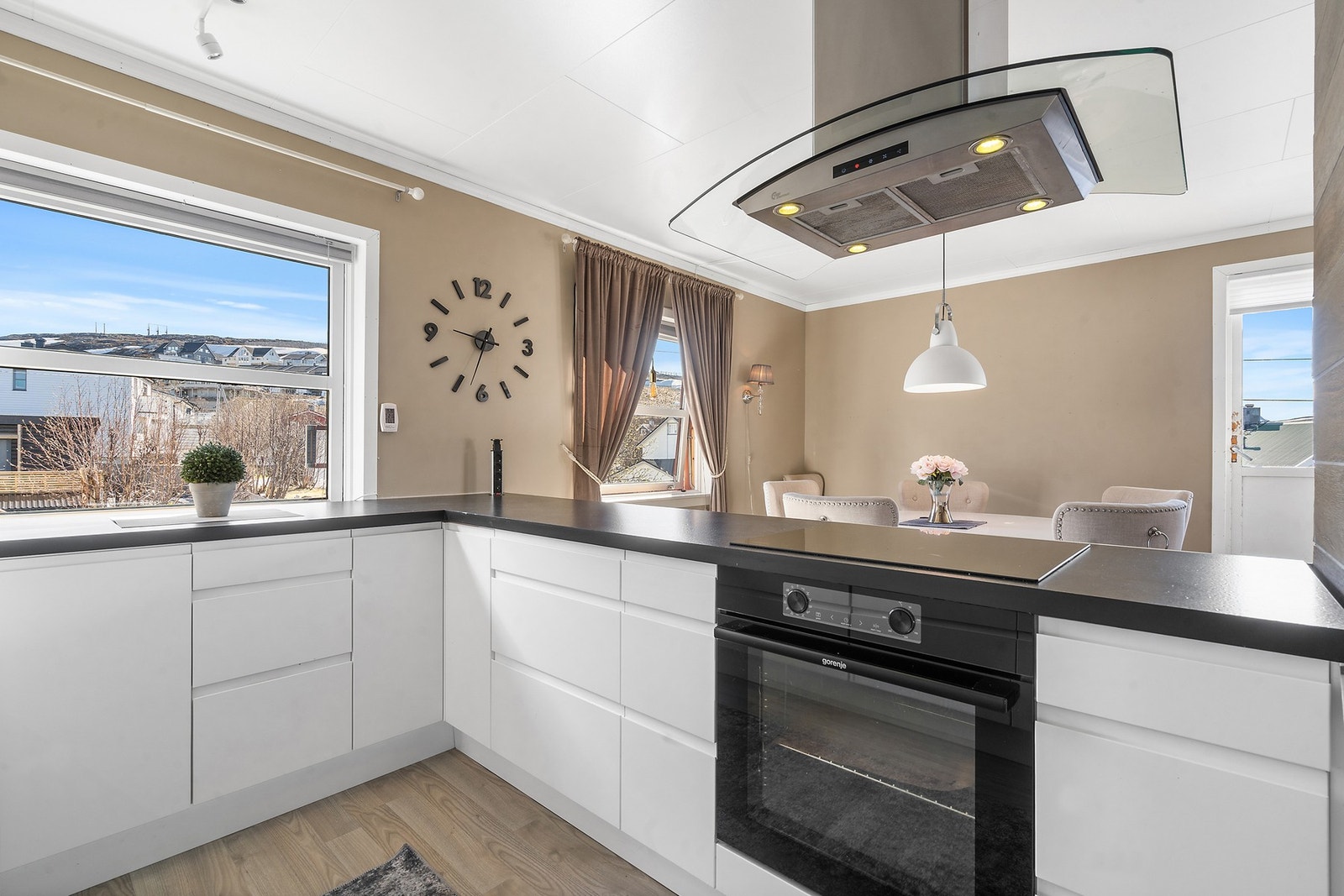 Innredningen er utstyrt med nedfelt platetopp, stekeovn og ventilator. Galleribilde