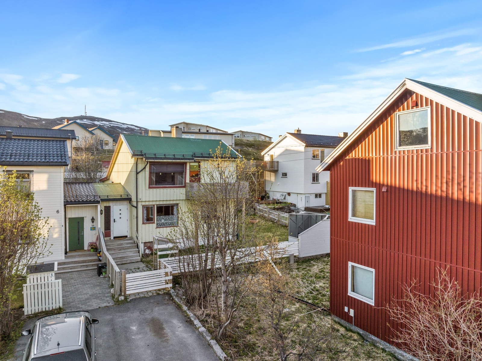 Enebolig over fire plan med hage og parkering på egen tomt. Galleribilde