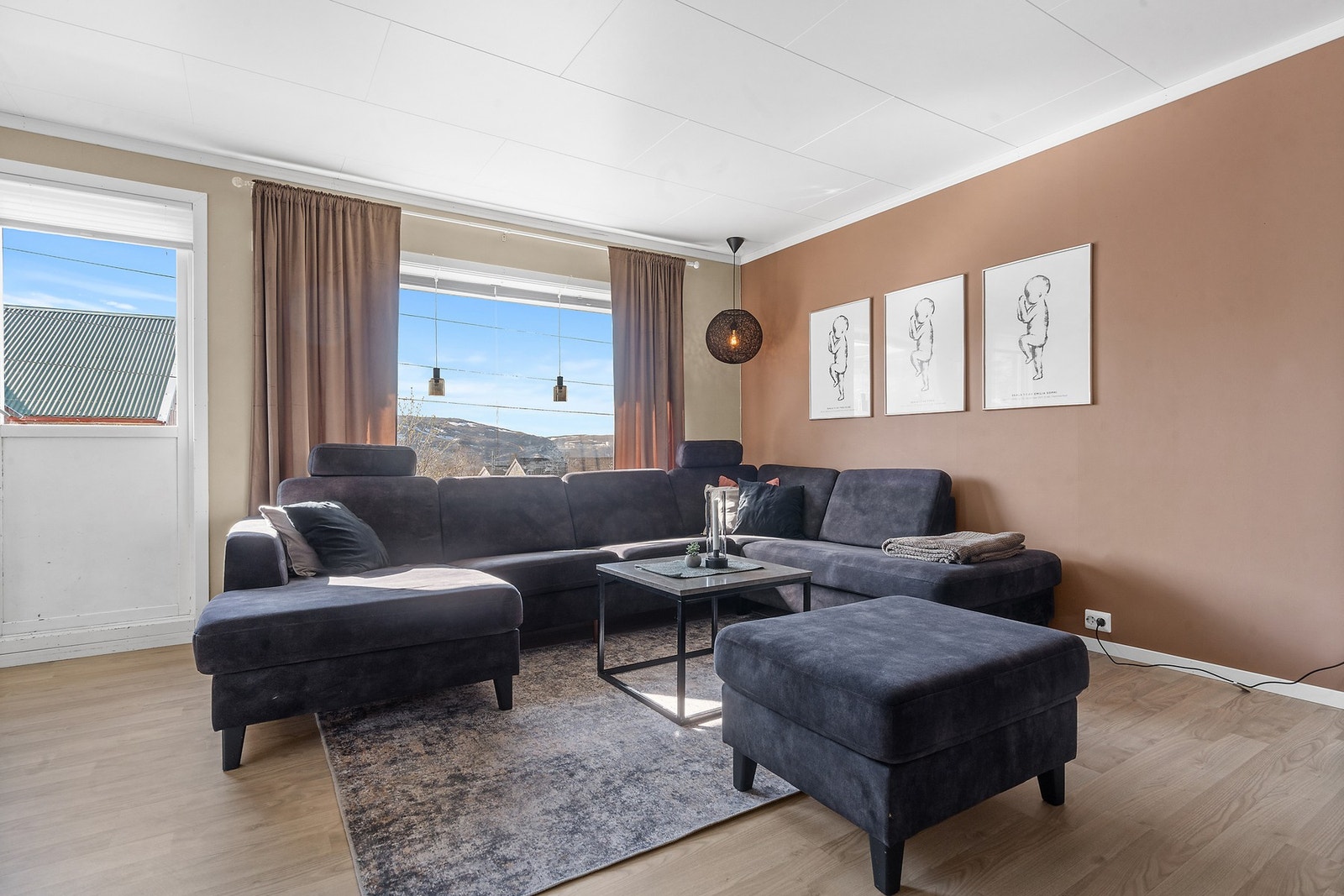 Stuen har plass til en romslig sofagruppe. Galleribilde