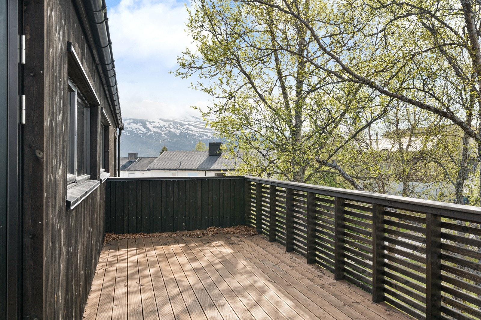 Veranda med god plass til utemøbler og grill.
