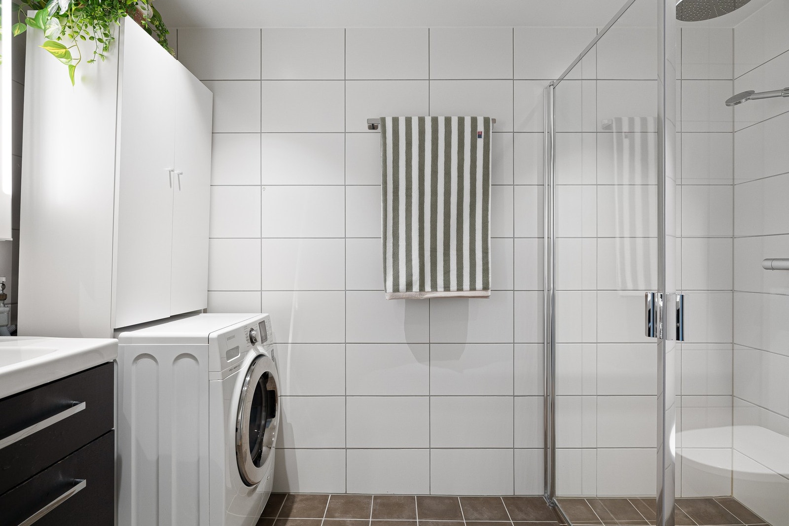 På badet er det plass og opplegg for vaskemaskin. Galleribilde