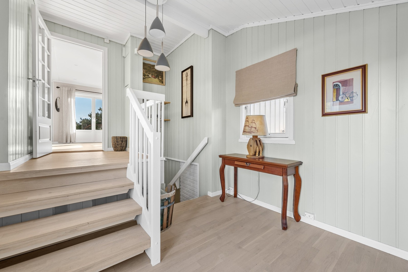 Pen entrè med gode lagringsmuligheter i skyvedørsgarderobe. Galleribilde