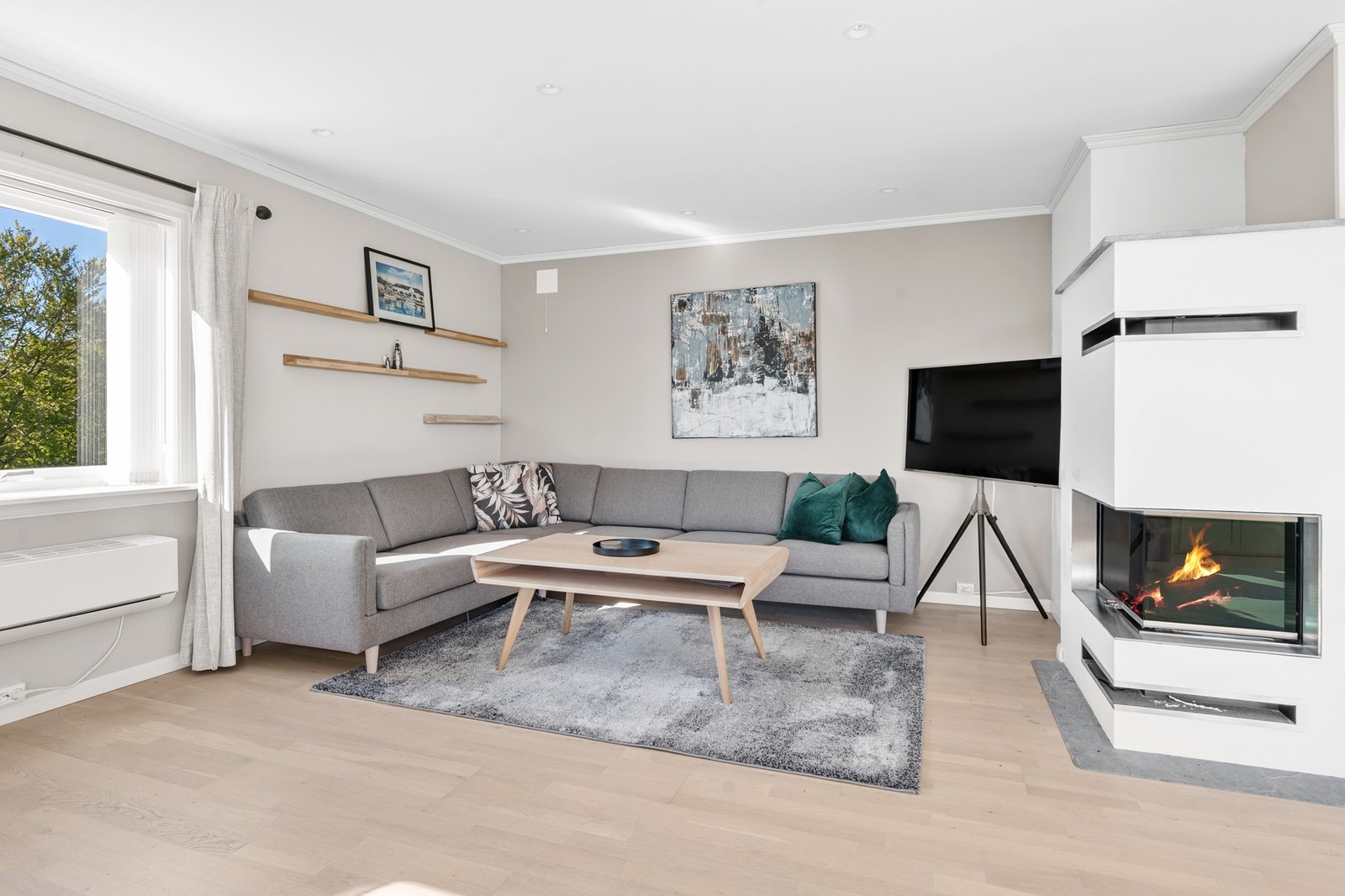 God plass til en større sittegruppe. Legg merke til varmepumpen. Galleribilde