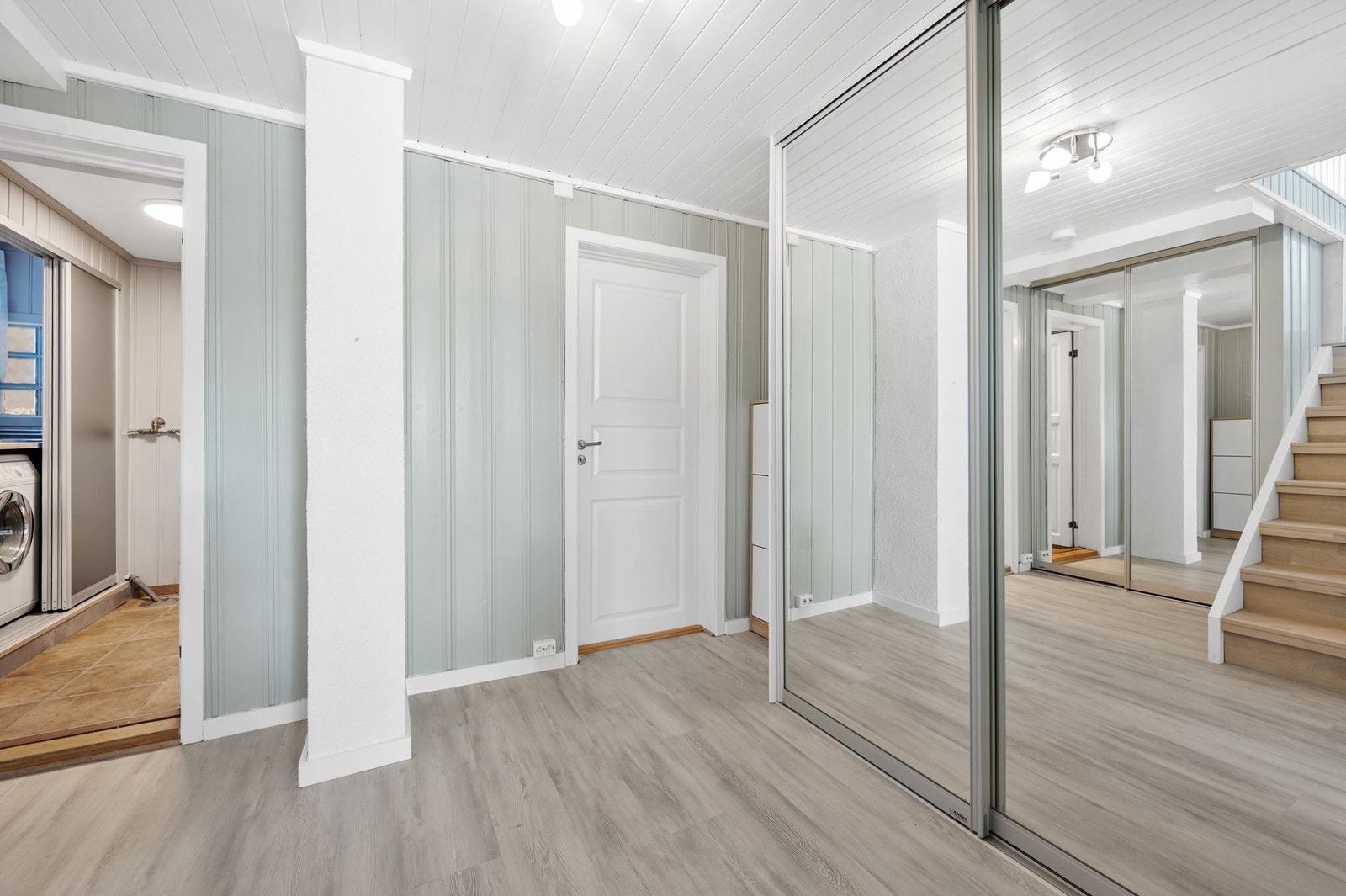Gode lagringsmuligheter i garderobe i gang. Galleribilde