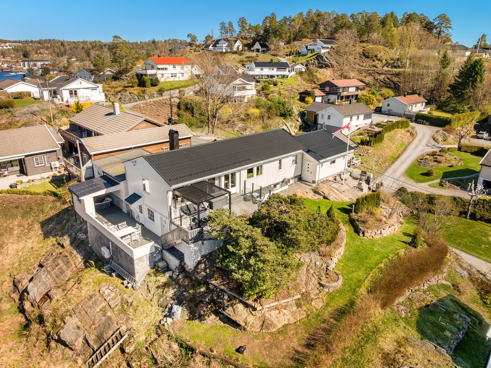 Området er barnevennlig med kort vei til skole, barnehage og flotte turområder. Fra boligen er det også gangavstand til Nidelva - perfekt for et forfriskende bad på sommerstid. Galleribilde