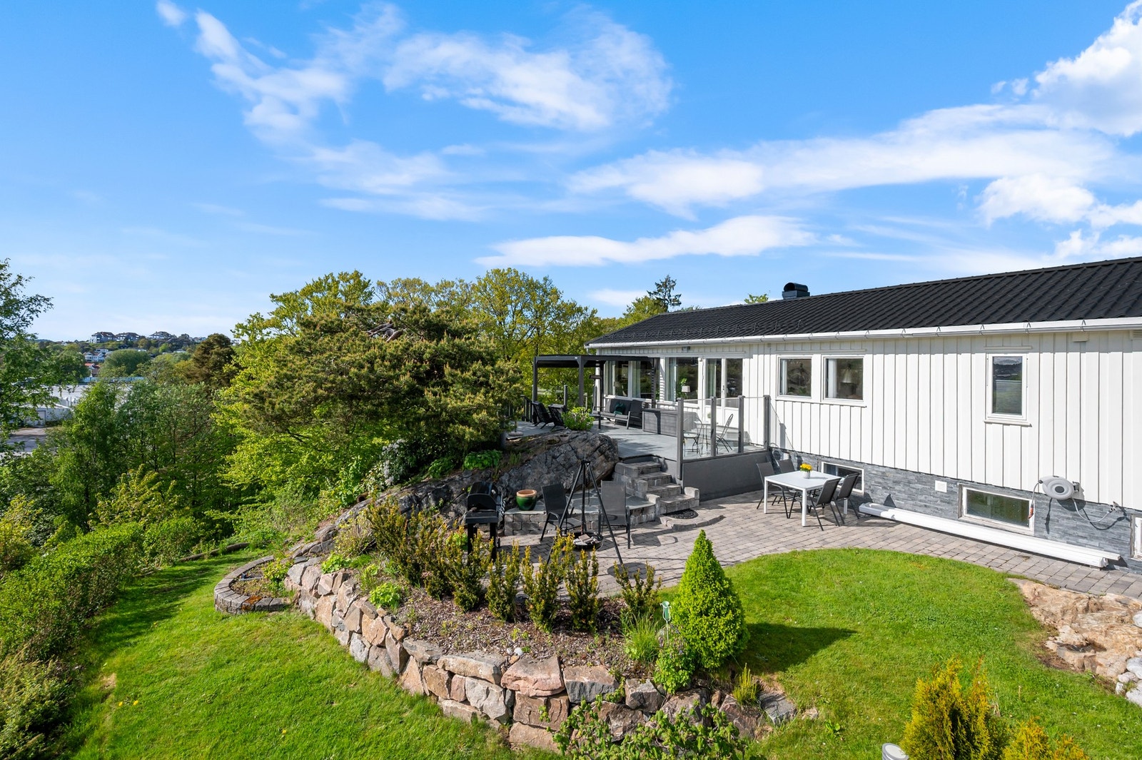 En stor enebolig på Tangen med gode solforhold, 3 garasjeplasser og opparbeidet uteområdet. Galleribilde