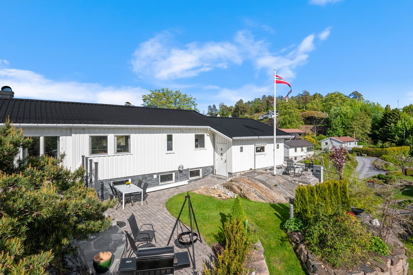 Boligen ligger på en høyde med nydelig utsikt utover Tangen og Nidelva. Galleribilde