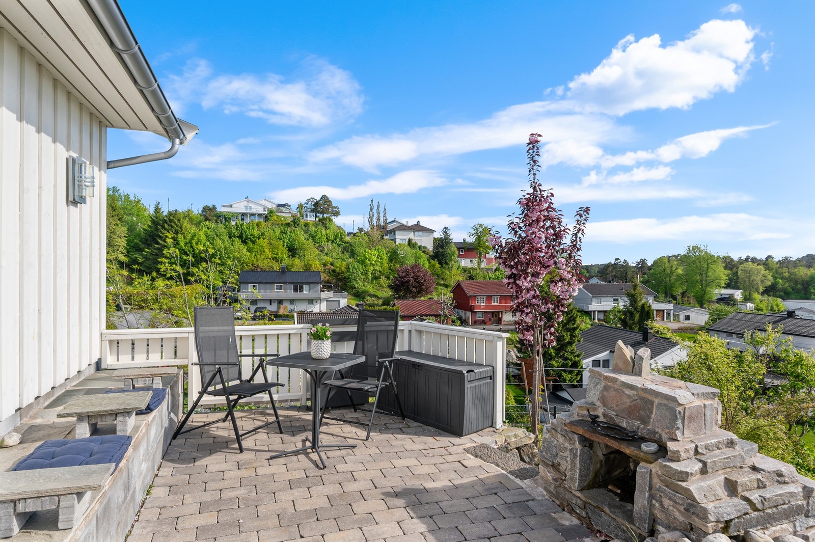 Uteoområdet er opparbeidet med plen, veranda, terrasse, hage og platting. Galleribilde