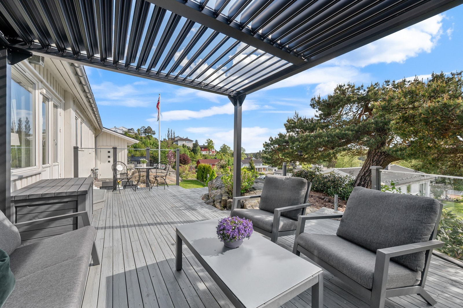 Selger har installert Pergola som medfølger i salget. Galleribilde