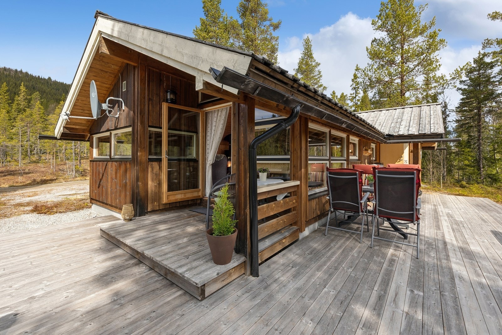 Romslige terrassearealer på to sider. Galleribilde