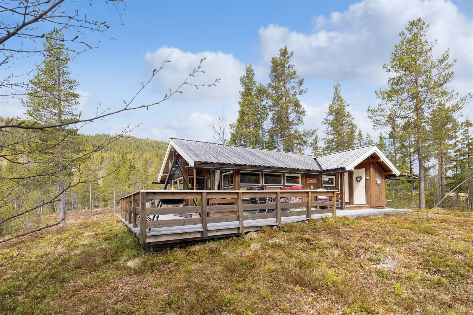 Hytta har vei frem og innlagt strøm/vann/avløp. Galleribilde