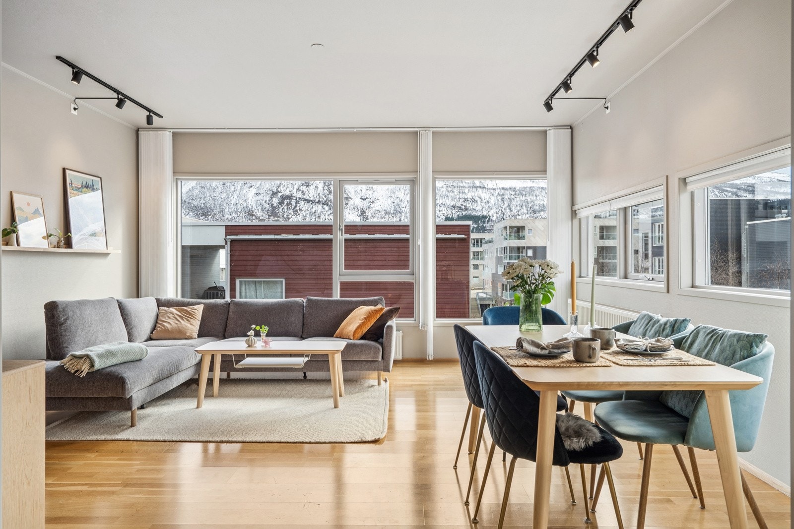 Lys og innbydende stue med god plass til spisebord og sofagruppe.
