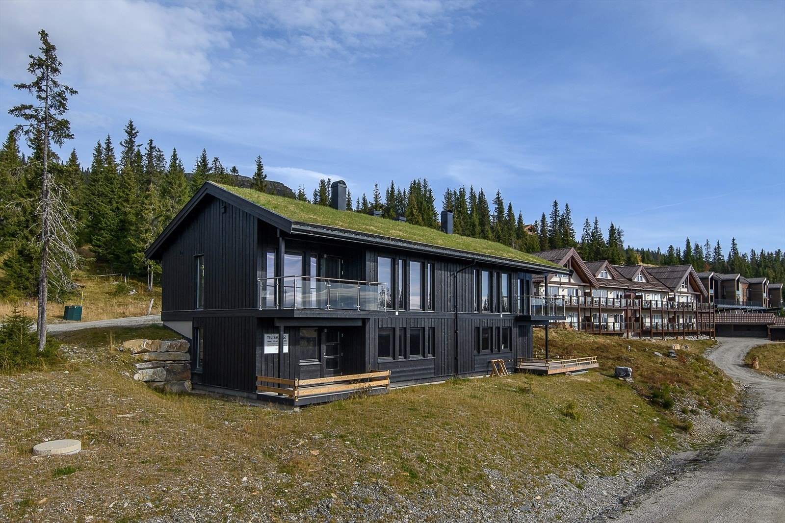 Velkommen til Segelstadseterlia 25 A på Kvitfjells Vestside! Lekker, innbydende og utbrukt halvpart av tomannsbolig. Galleribilde