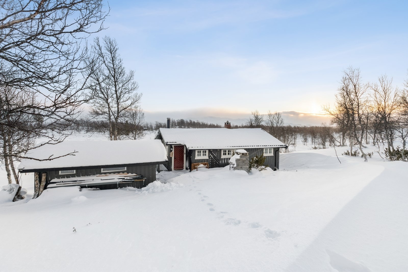 Hytta ligger i et etablert hyttefelt med umiddelbar nærhet til fantastiske turområder, både sommer som vinter. Galleribilde