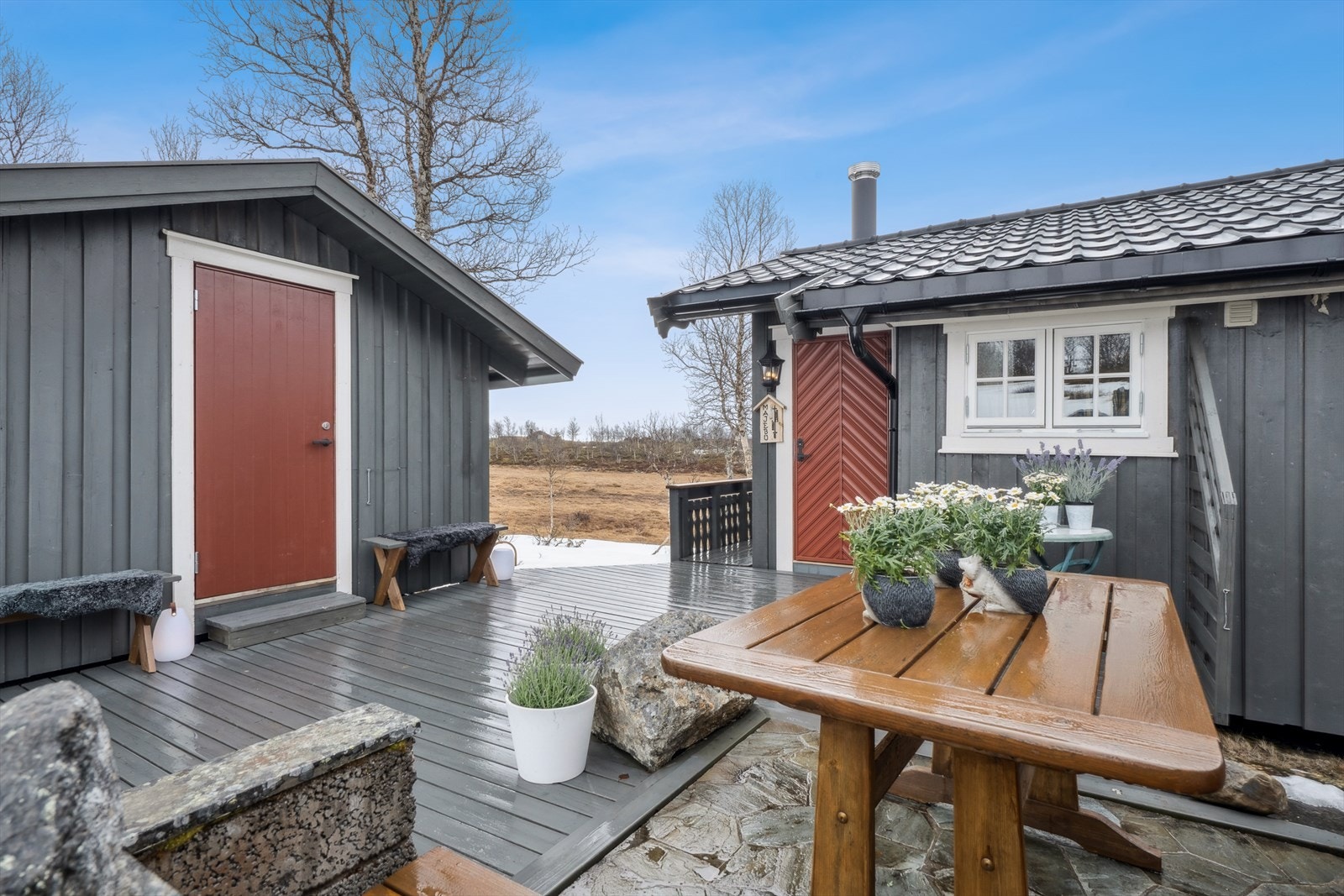 Flott uteområde med terrasse som binder byggene sammen. Galleribilde
