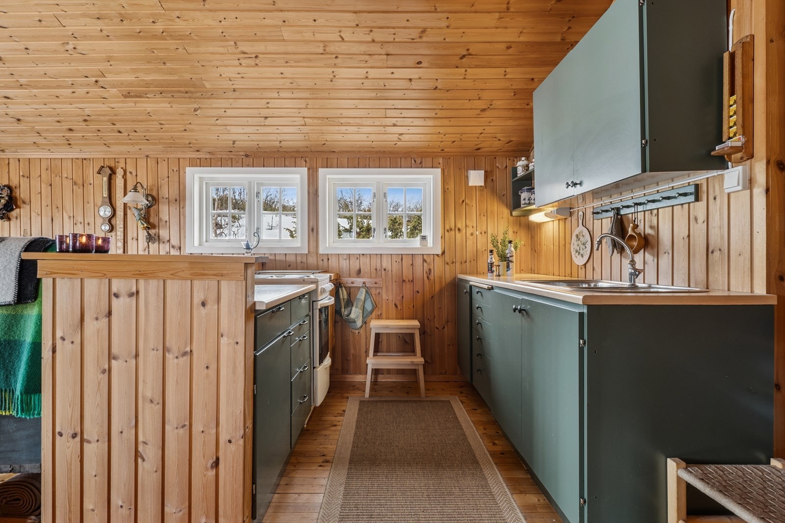 Med både innlagt vann og strøm ligger alt til rette for hyggelige måltider på hytta. Galleribilde