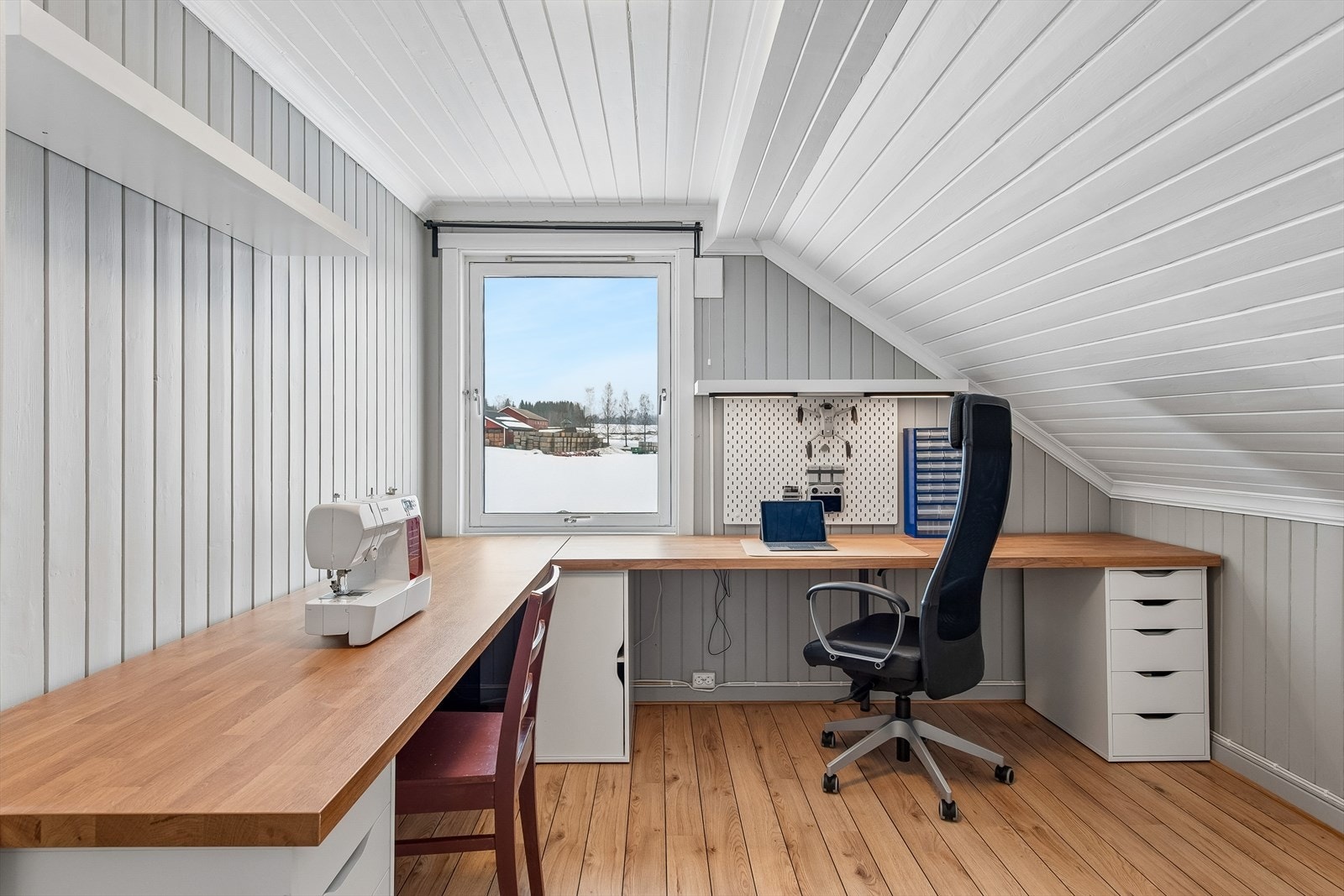 Det andre soverommet i etasjen er romslig og egner seg godt som kontor eller hobbyrom. Galleribilde