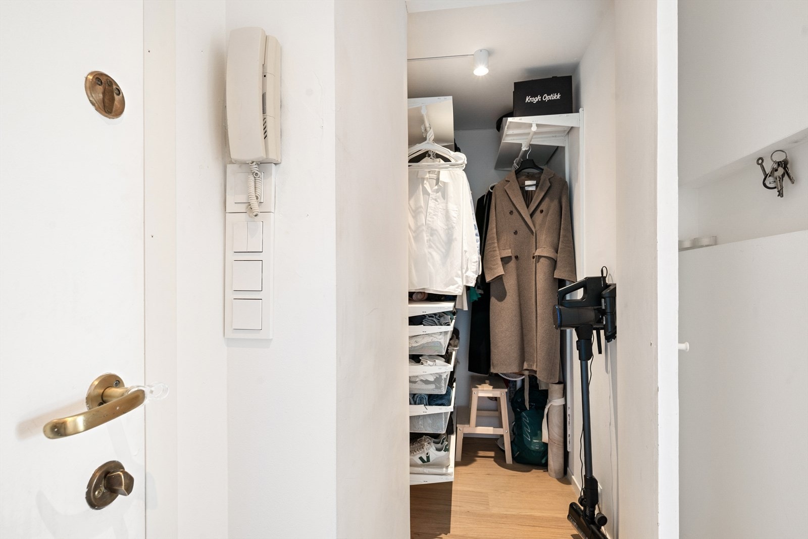 Leiligheten har en hyggelig entré med praktisk garderobeløsning og god plass til klær og sko. Det første som møter deg er en praktisk garderobe på venstre hånd. Galleribilde