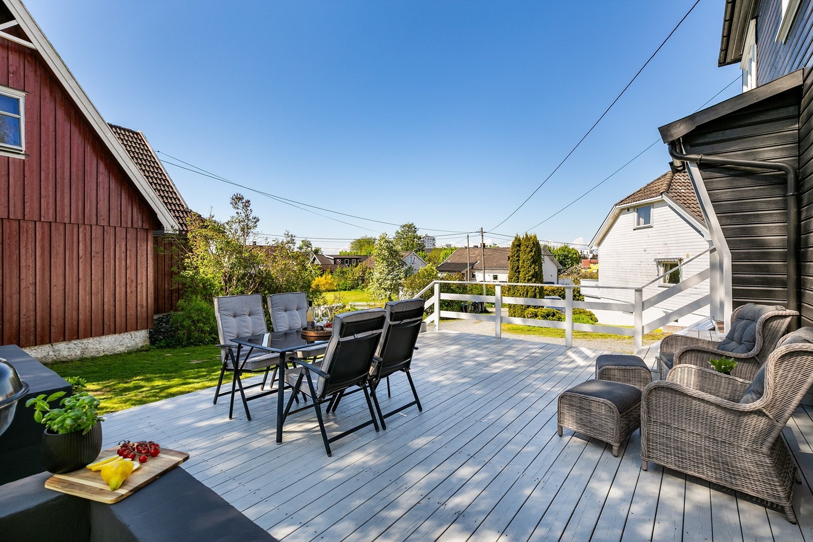 På den nær 40 kvm. store terrassen er det sommerstid gode solforhold hele dagen. Galleribilde
