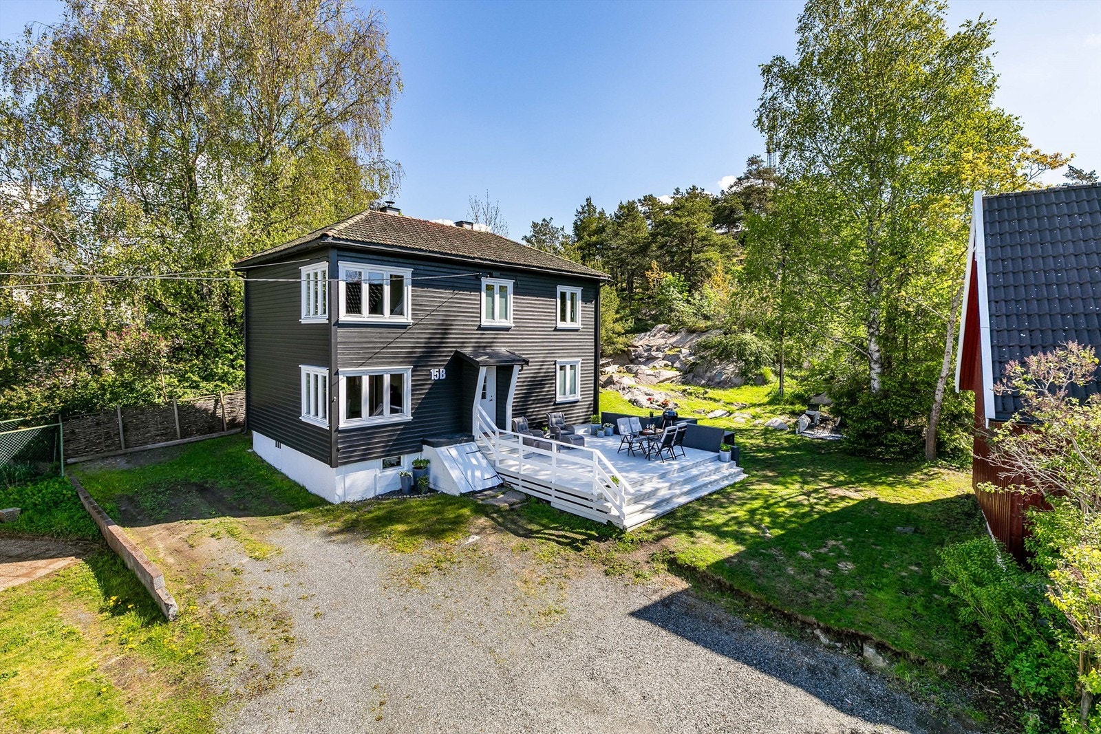 Tomannsboligen ble oppført i 1924 og inneholder en tre-roms leilighet i hver etasje. Galleribilde