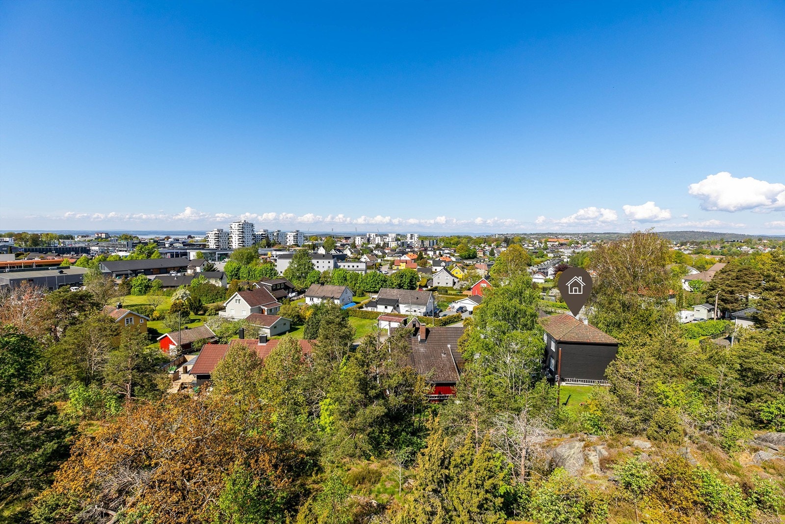 Eiendommen er høyereliggende og tilbaketrukket inntil den ubebygde kollen mellom Høyda, Øredalen og Øreåsen. Fotograf; Børge Oppegård. Galleribilde