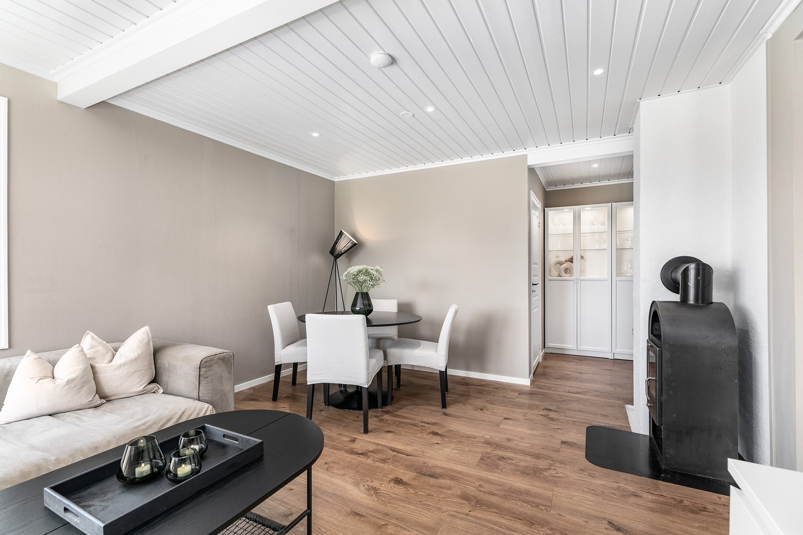 Det nye laminatgulvet er i hovedsakelig lagt gjennomgående og terskelfritt mellom de fleste rom. Galleribilde