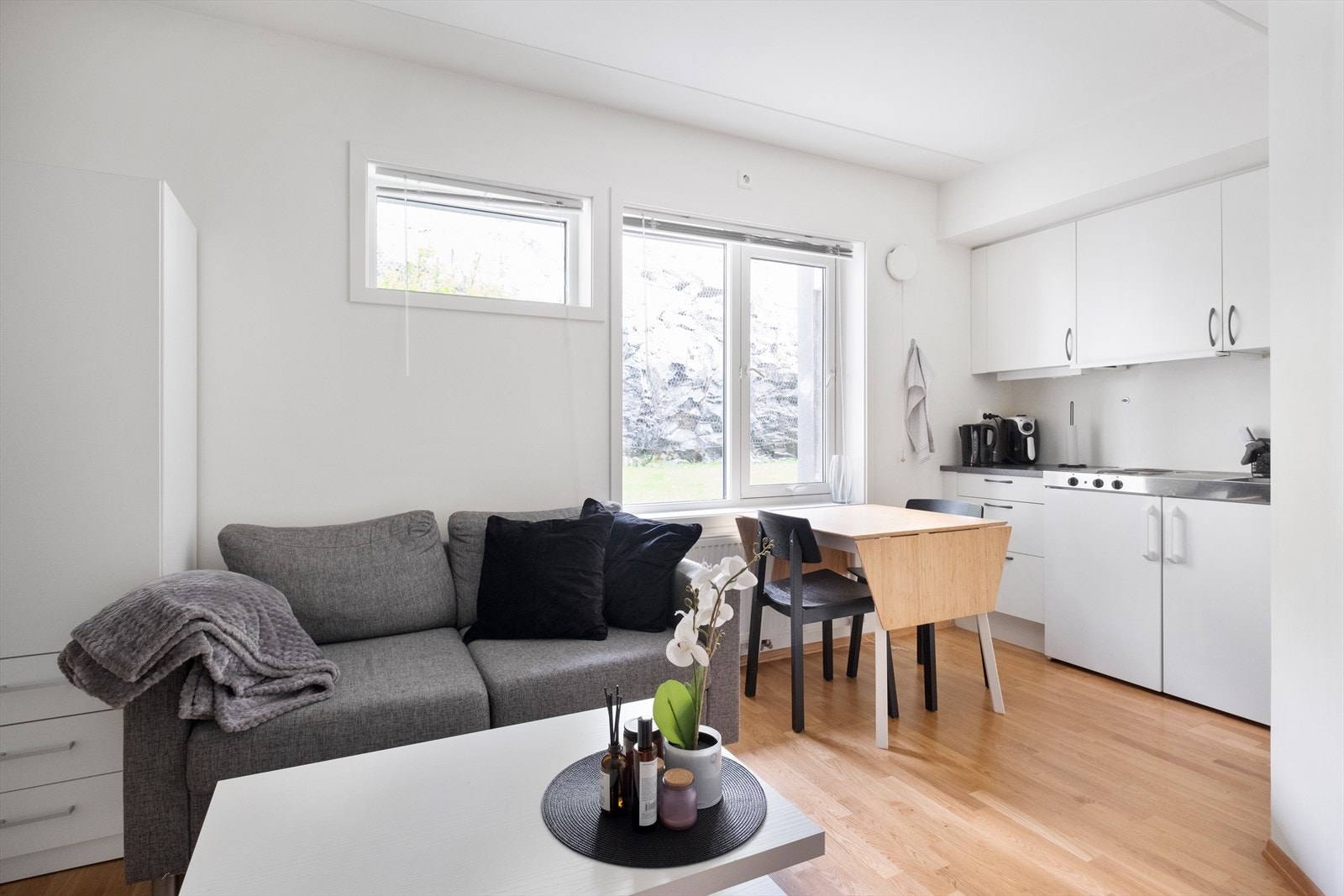 Hybelen er utstyrt med enkel kjøkkeninnredning og har plass til det ellers nødvendige Galleribilde