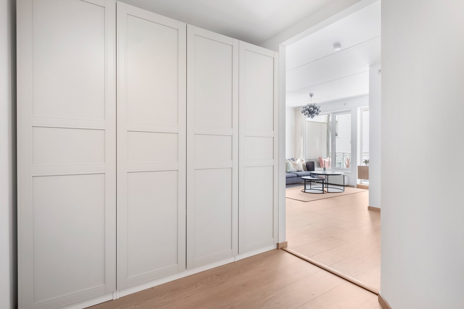 Lys og innbydende entrè til leiligheten og godt med garderobeplass Galleribilde