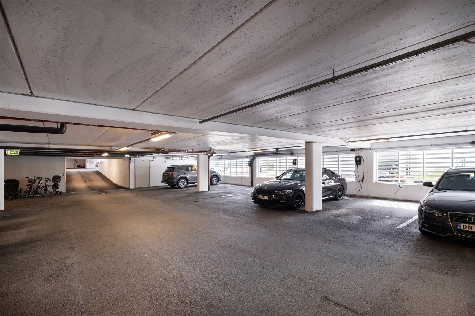 Leiligheten har egen parkeringsplass i lukket garasjeanlegg med mulighet for elbillading Galleribilde