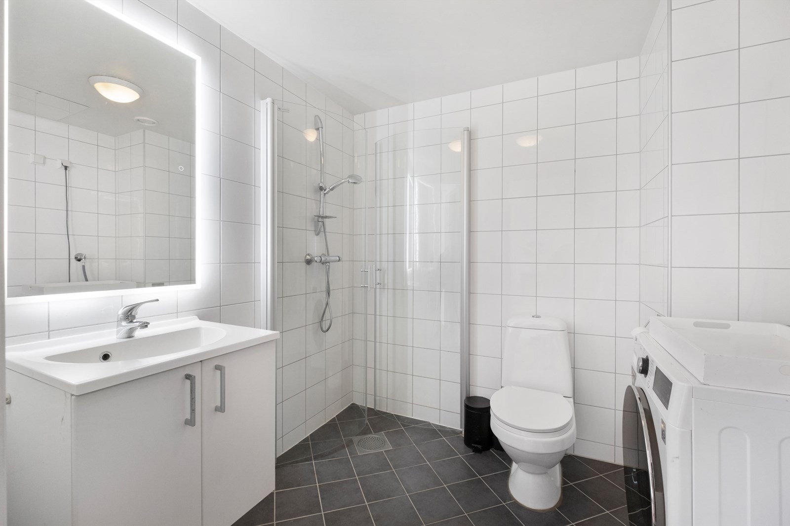 Opplegg for vaskemaskin på bad Galleribilde