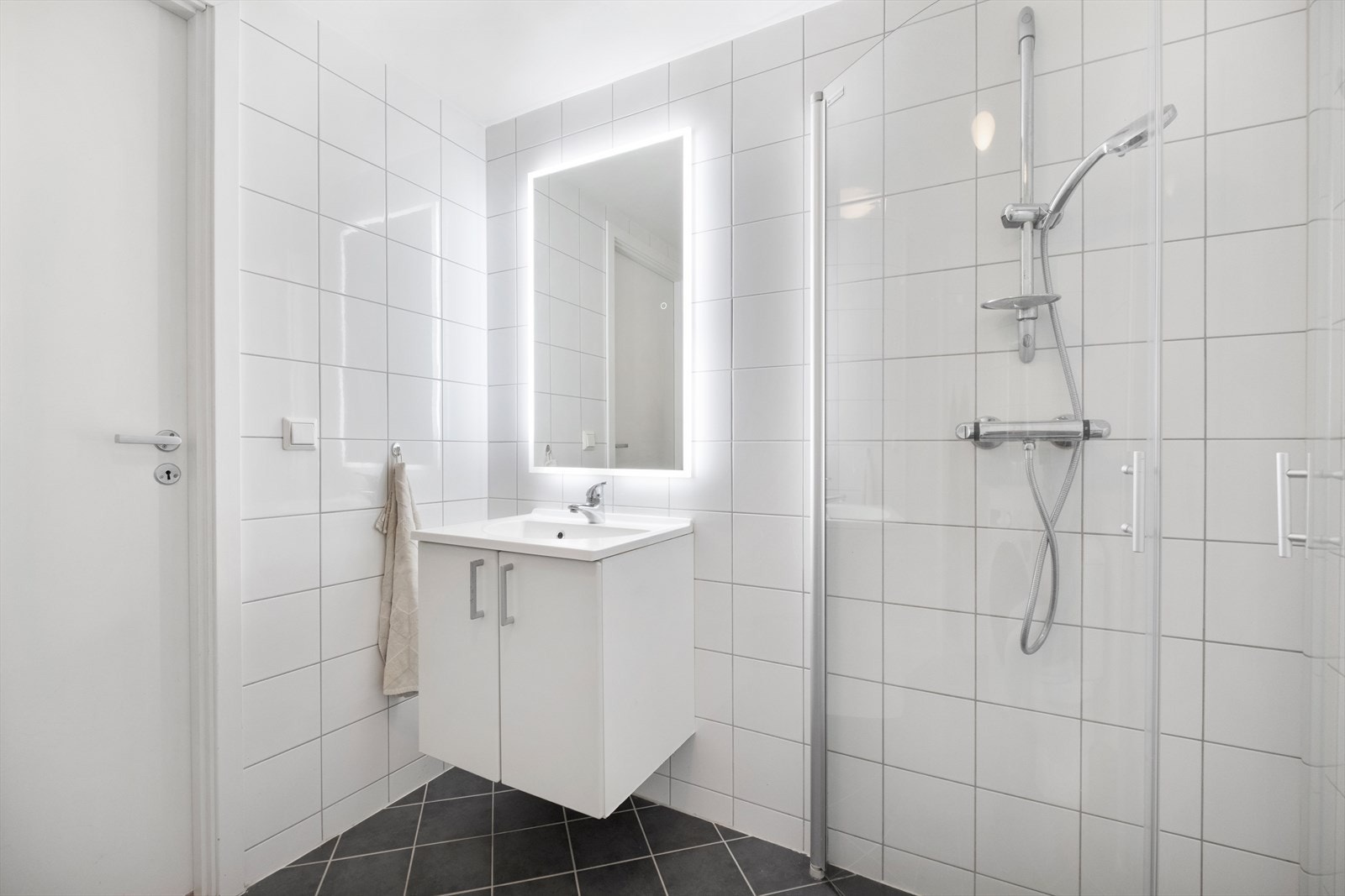 Flott flislagt bad med gulvvarme Galleribilde