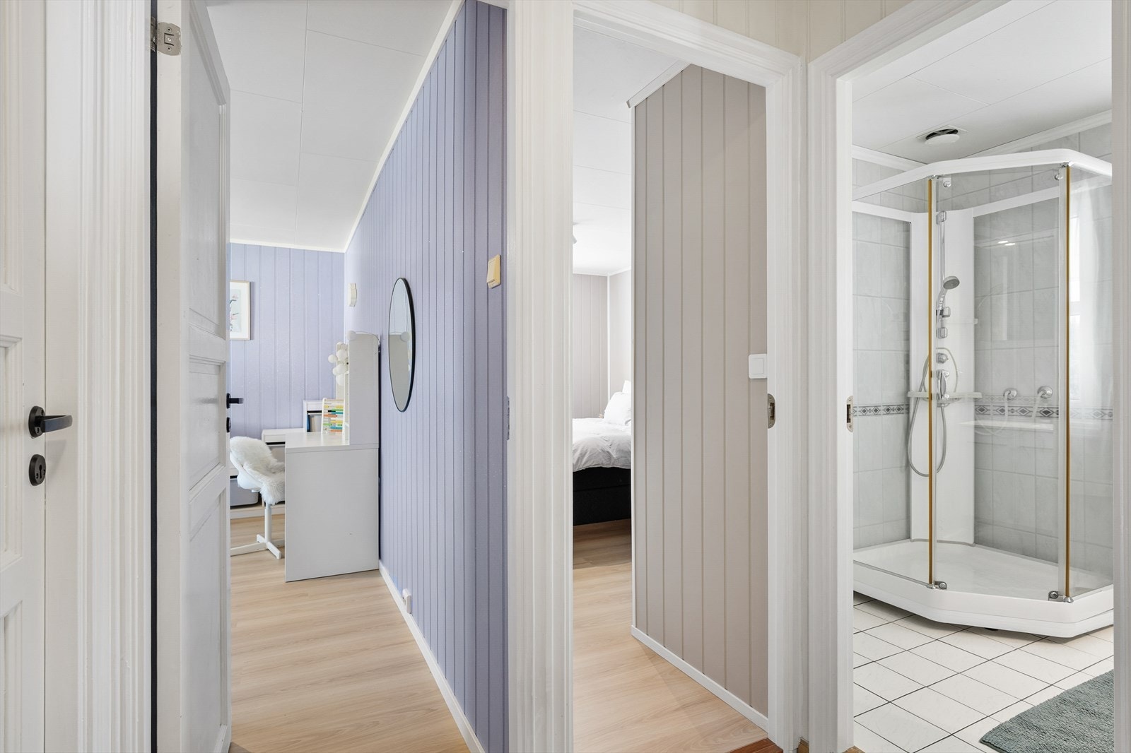 Gang som leder til soveromsavdelingen og badet i første etasje. Galleribilde