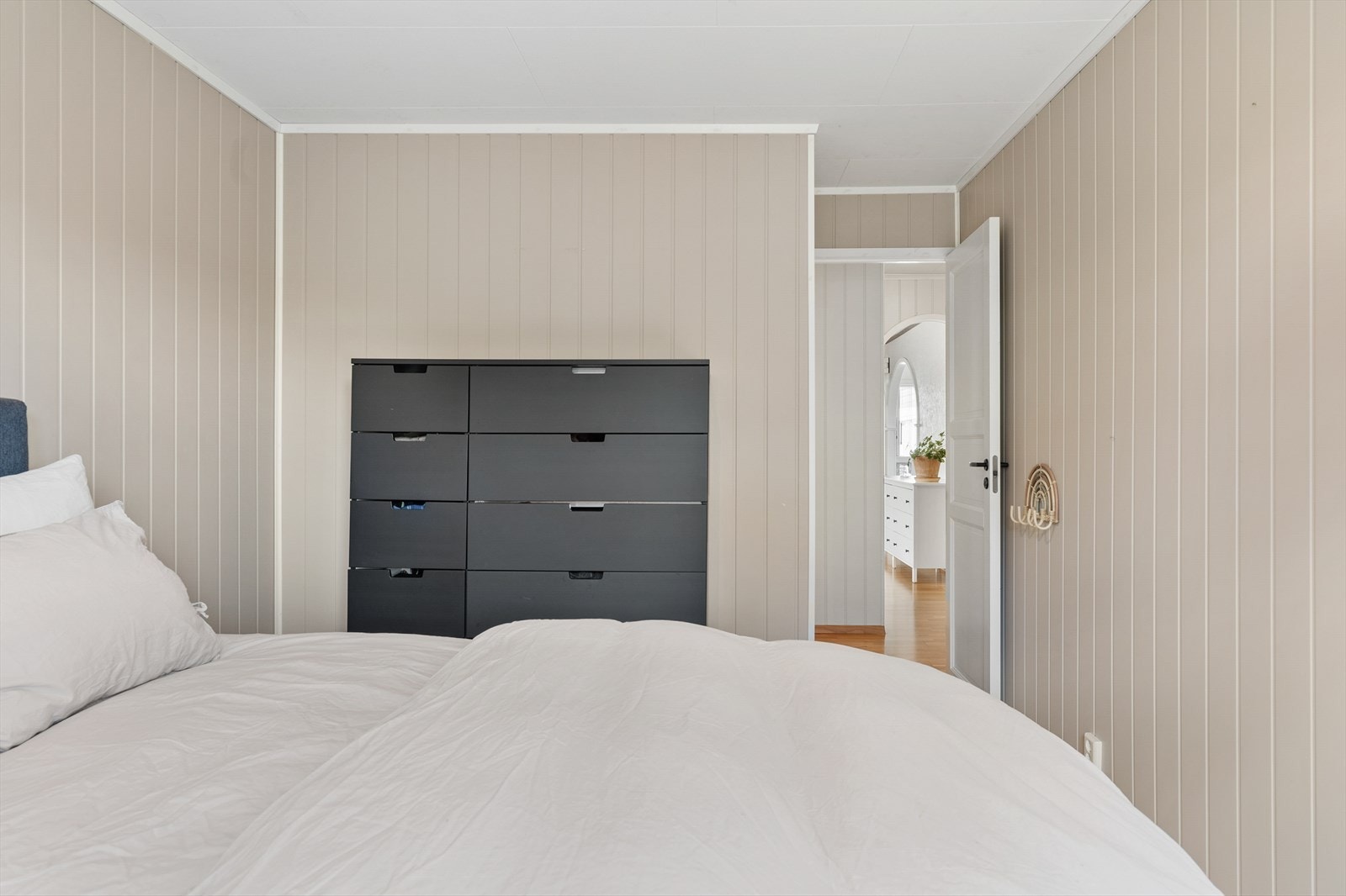 Rommet har plass til dobbeltseng og oppbevaringsmøbler. Galleribilde