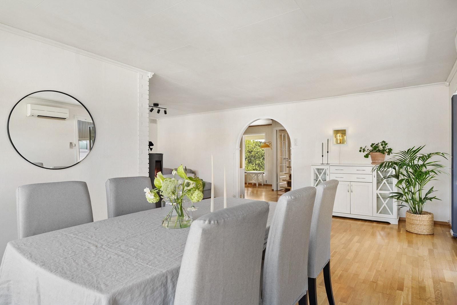 Stue med 2 soner som gir rom for både spisegruppe og sofagruppe Galleribilde