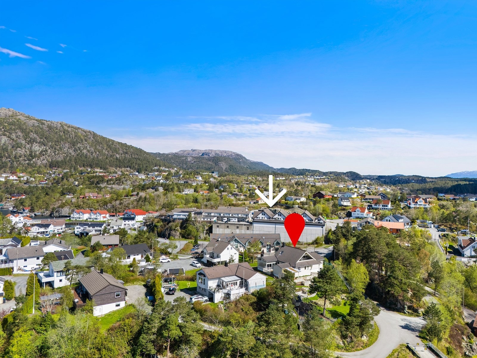 Kun ett par minutters gange til Sagvåg sentrum med bl. annet butikk, restaurant, apotek og frisør Galleribilde