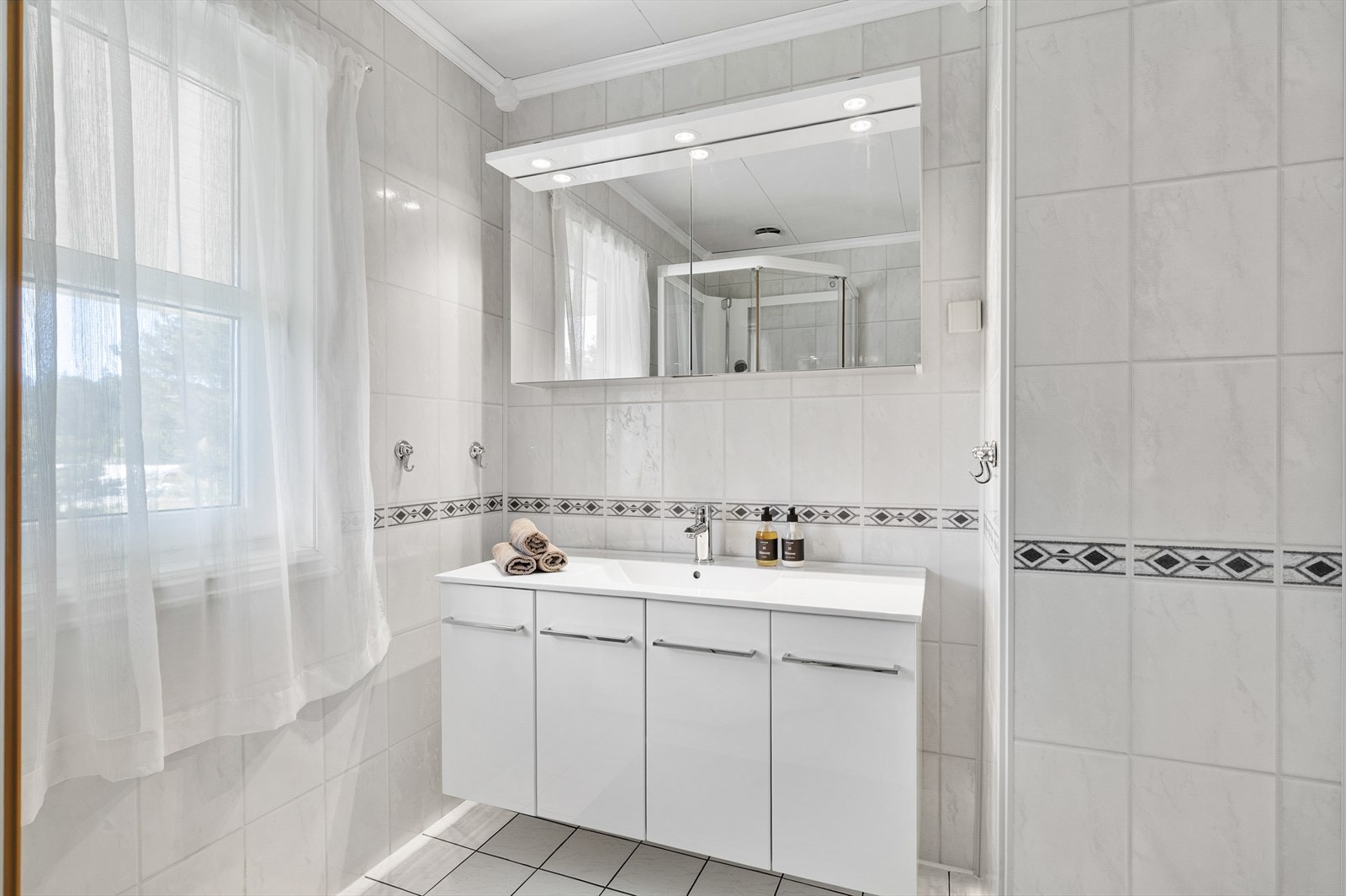 Badet i første etasje har flislagt gulv med varmekabler og baderomsplater på veggene. Galleribilde